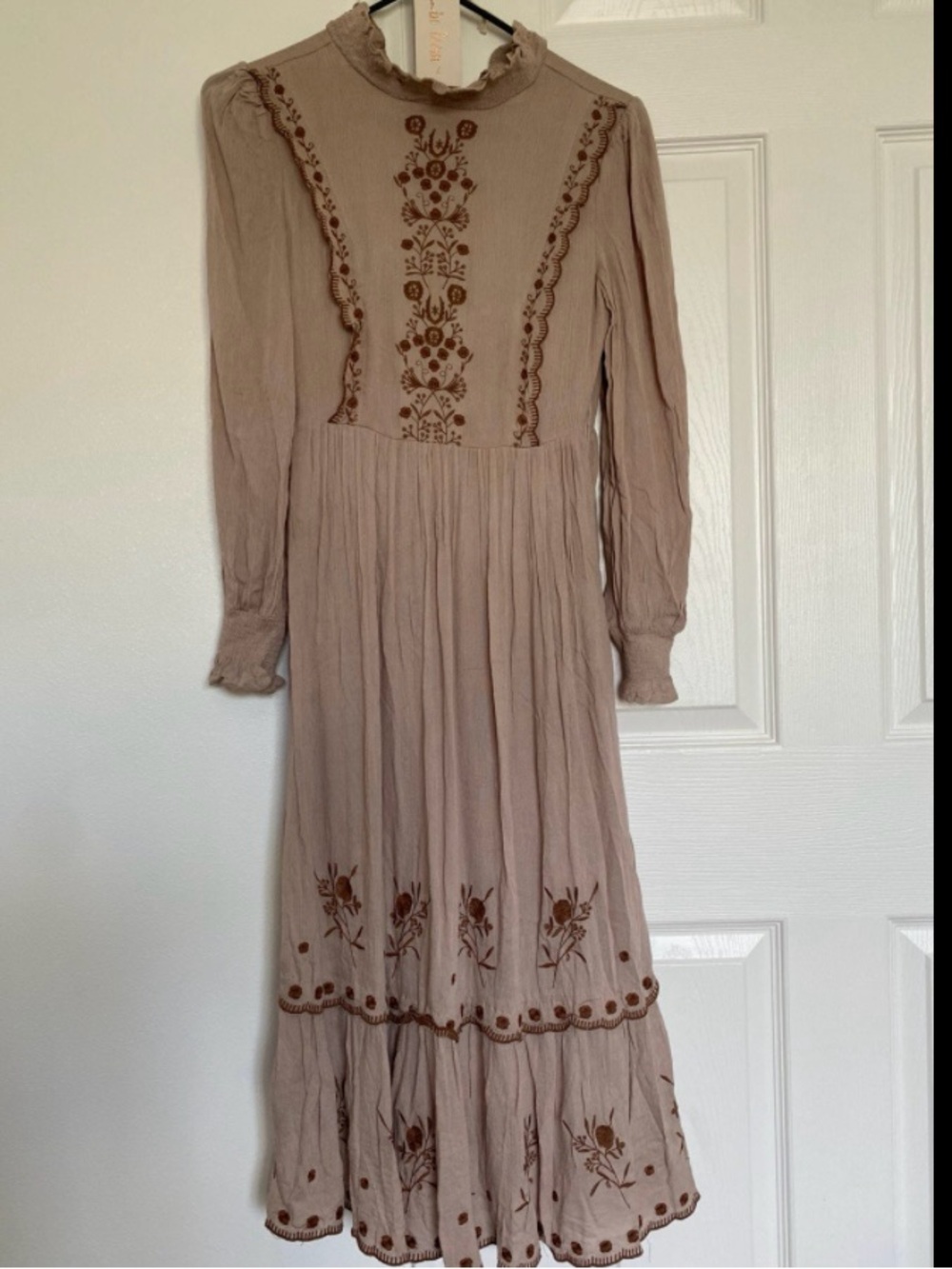 🆕 NWT Embroidered Midi Dress with Floral Detailing